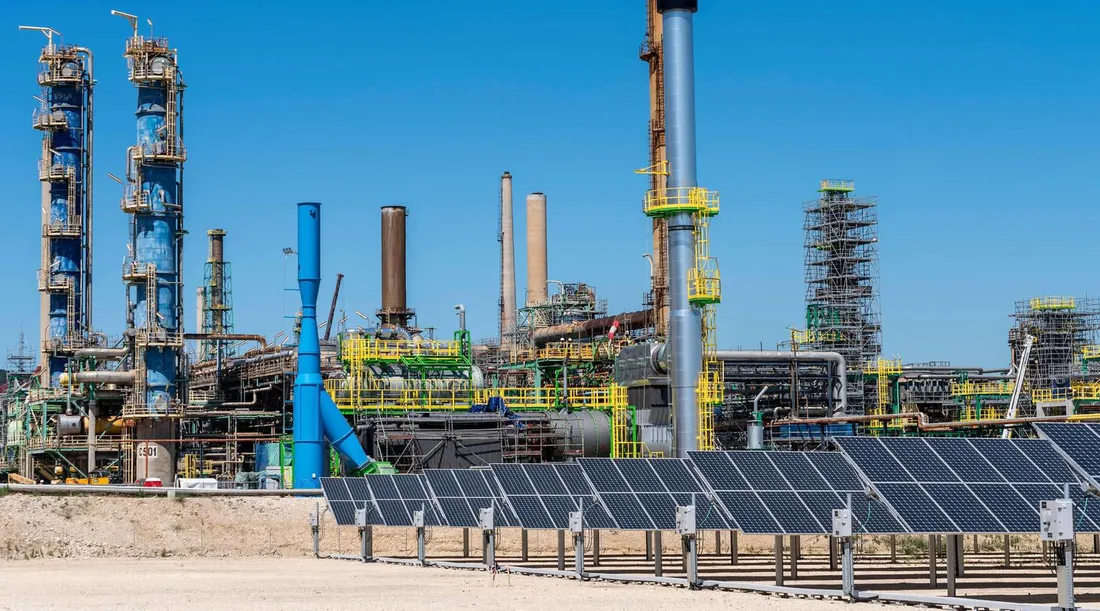 [ENVIRONNEMENT ]: l’USINE TOTAL A LA MÈDE POINTÉE DU DOIGT PAR GREENPEACE. 